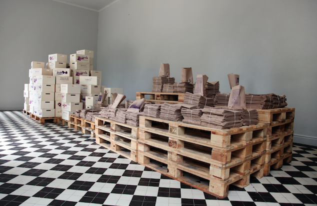 High Diversity, 2014. Sacs en papier et cagettes de bois imprimés. Production pour le Domaine de Chamarande.