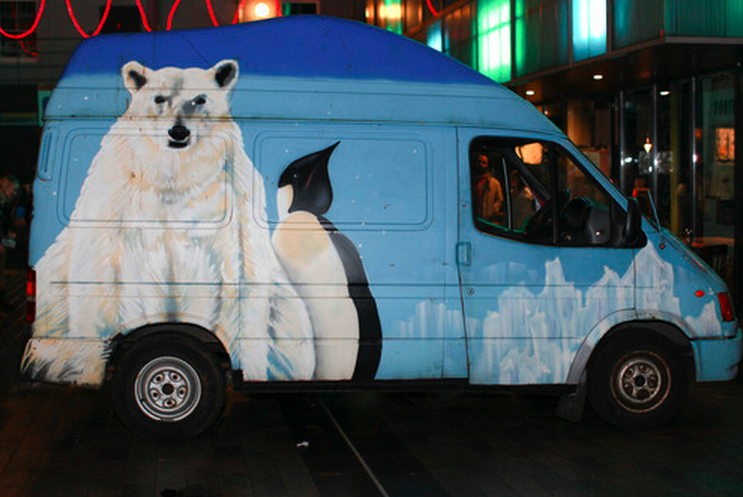 Le camion est situé sur la place du village. A la place de l'offreur de glaces, un écran relate le voyage et les témoignages. Durant son voyage, Kjetil était accompagné d'un traducteur et cameraman russe.