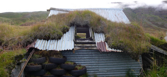 La ferme abandonnée de Kleif rénovée grâce aux murs de pneus