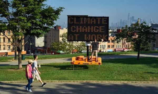 « Climat Signals », une oeuvre engagée de Justin Brice Guariglia installée dans les rues de New-York
