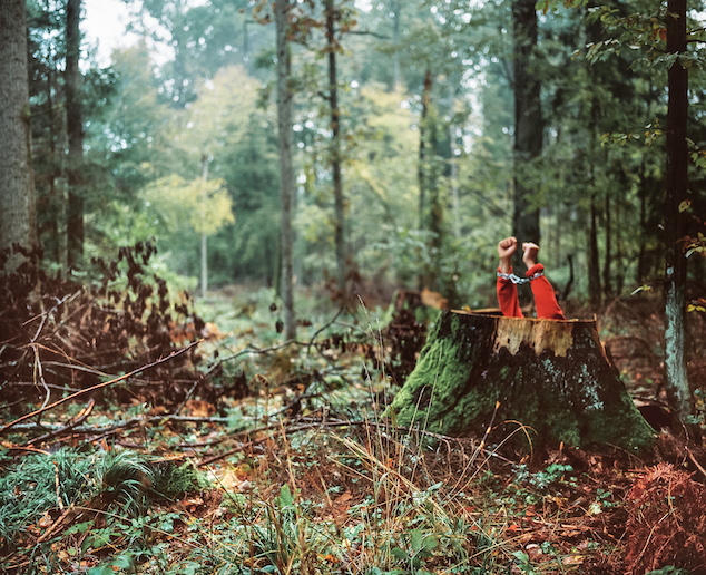 Camille Plancher, 22 ans. Activiste français. Il mène des actions de désobéissance civiles en s’attachant aux arbres durant la nuit pour empêcher les forestiers d’accéder aux zones de coupe. Bialowieza, Pologne. Octobre 2017 © Andrea Olga Mantovani